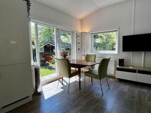 Cozy retreat, by the beach