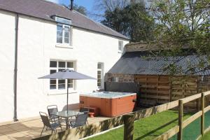 1 Courtyard cottage with hot tub and walled garden