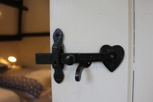 Courtyard Cottage with hot tub and walled garden