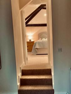 Courtyard Cottage with hot tub and walled garden