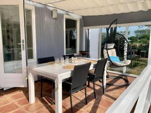 Coastal hideaway bungalow with garden