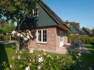 6-person holiday villa with garden