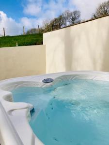 Secluded cottage with hot tub