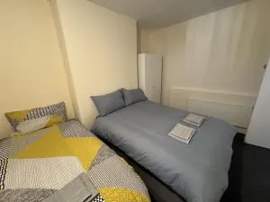 Mayflower road room 6 - Eling