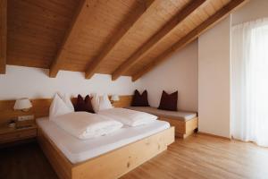 Two-Bedroom Apartment with Mountain View