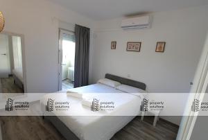 812 BENALBEACH. 1ºLinea de Playa. Vistas a la piscina y la montaña.