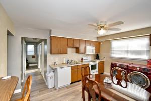 2 Bed, 1 Bath, Upper Level Unit