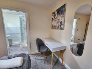Two Bedroom Apartment by Brookland Stays Serviced Accommodation Short Lets Coventry with Free WiFi