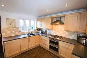 Warfield Charming Three Bedroom House - Winkfield