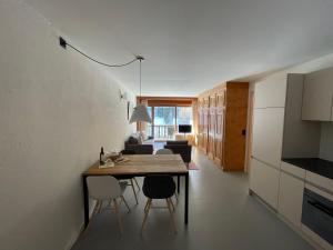 One-Bedroom Apartment with Balcony room in Chesa La Furia