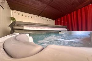 Villas Villa Platon - Jaccuzi - JardinTerrassePetanque : photos des chambres