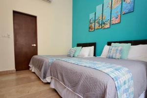 Tropical 3BR Pool near 5th Avenue & Beach