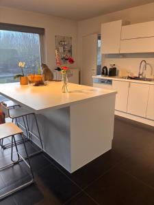 La maison noire au coin