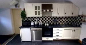 Eddies Thatched Roadside Cottage