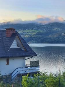 DOMEK Z POMOSTEM Frydman