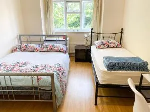 Royal Harrow Stay - Near Station - Pinner