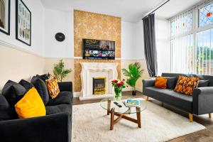 Modern 6-Bedroom Home - Sleeps 12 - Parking - Garden 568P