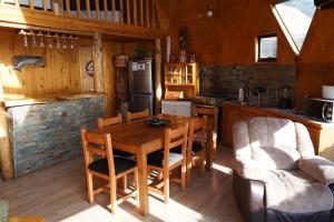 Domos Curiñanco vista al mar