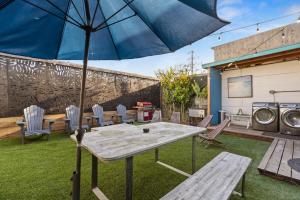 Next to Downtown Huge yard with Parking