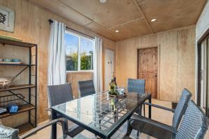 Next to Downtown Huge yard with Parking