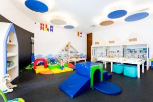 Luxury 2-Bedroom Apartment with Beach Club Access