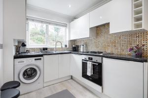 Modern Two Bed Apt with free Gated Parking Space