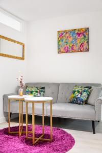 Modern Two Bed Apt with free Gated Parking Space