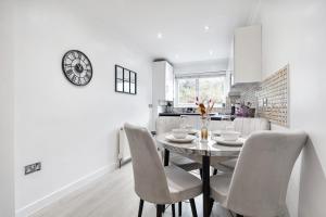 Modern Two Bed Apt with free Gated Parking Space