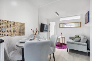 Modern Two Bed Apt with free Gated Parking Space