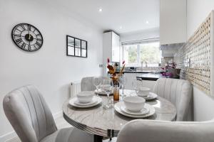 Modern Two Bed Apt with free Gated Parking Space