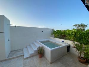 Tropical Haven - Luxury Apartment with Private Rooftop Pool and amazing pool view