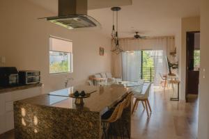 Tropical Haven - Luxury Apartment with Private Rooftop Pool and amazing pool view