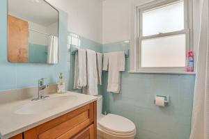 Home with Fenced Yard 13 Mi to Downtown Chicago!