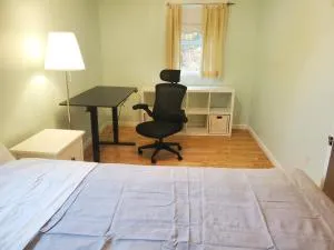 Private Room with Queen Bed and Work Station - بيليريكا