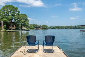 Steps to the Lake, Game Room & More! Sleeps 9