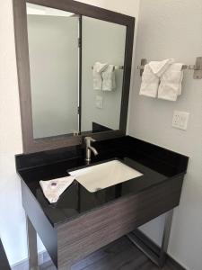 Deluxe King Room - Non-Smoking room in Motel 6-San Bernardino CA - North