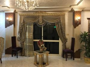 Pyramid view! Sleeps 13