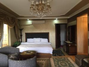 Pyramid view! Sleeps 13