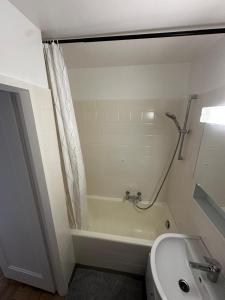 01 Convenient Central Studio - Station Station