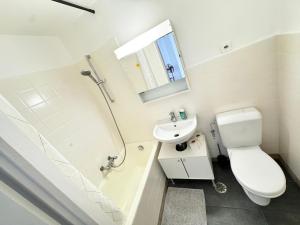 01 Convenient Central Studio - Station Station