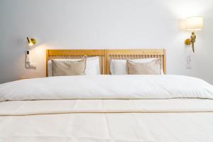 EAC3F- Modern & light apartment steps from the sea