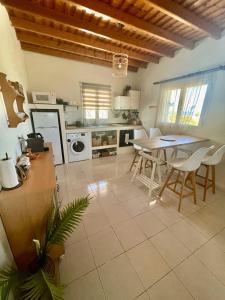 Sylvias Beach House in Stegna