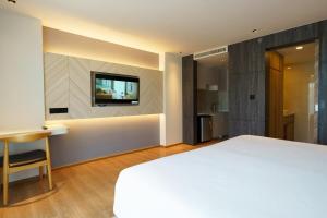 Modern studio 5-star 3 pools gym