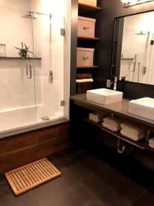 Beautiful Cottage, hot tub, in great neighborhood