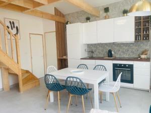Maisons de vacances Cabane de Penelope avec spa prive centre-ville et plage : photos des chambres