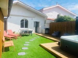 Maisons de vacances Cabane de Penelope avec spa prive centre-ville et plage : photos des chambres