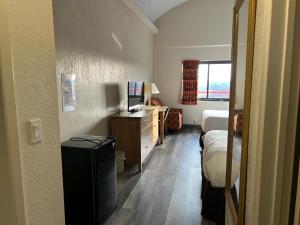 Hilltop Inn & Suites