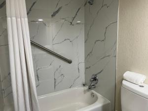 Hilltop Inn & Suites