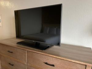 Hilltop Inn & Suites