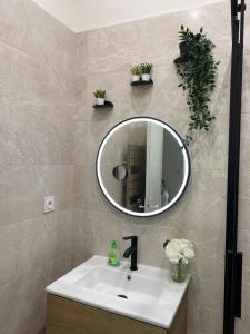 Appartement cosy avec oasis privée, salle de jeux, vélos bienvenus